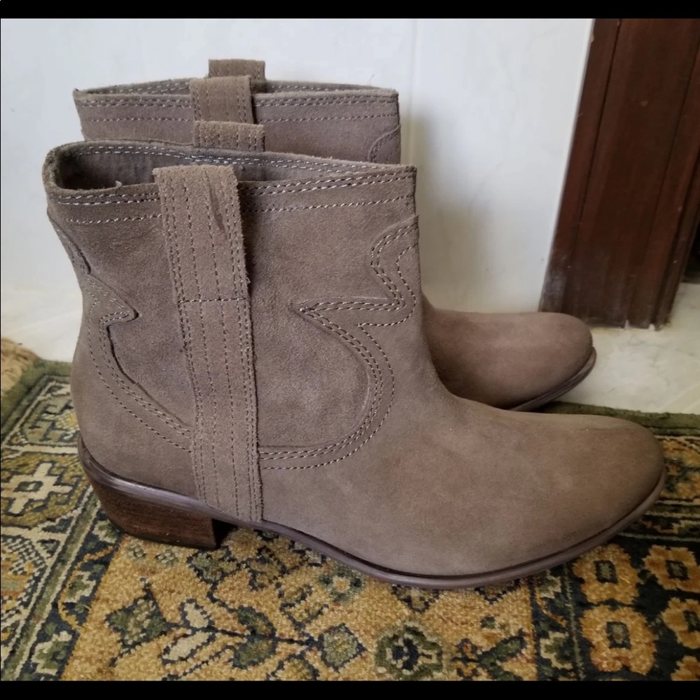 Lucky brand size 7.5!